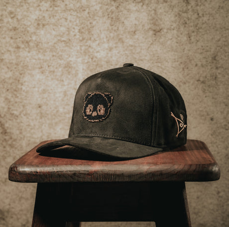 GORRA NEGRA GAMUZA | PANDA ORO NEGRO 2025 - Huari MX