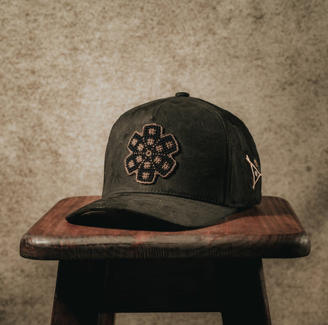 GORRA NEGRA GAMUZA | PEYOTE ORO NEGRO 2025 - Huari MX