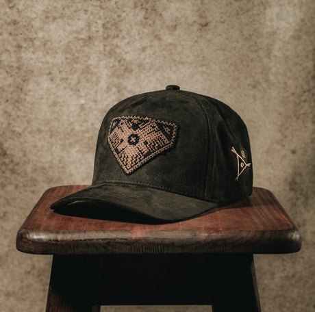 GORRA NEGRA GAMUZA | ÁGUILA DE DOS CABEZAS ORO NEGRO 2025 - Huari MX