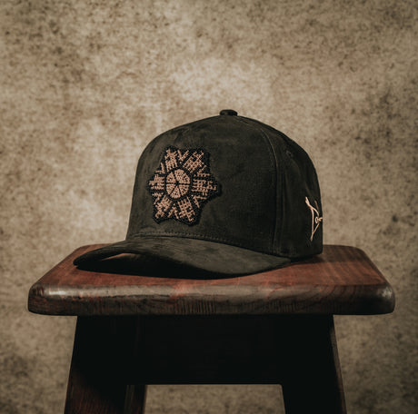 GORRA NEGRA GAMUZA | DANZA DE VENADOS ORO NEGRO 2025 - Huari MX