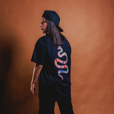 PLAYERA NEGRA UNISEX | SERPIENTE COLORES - Huari MX