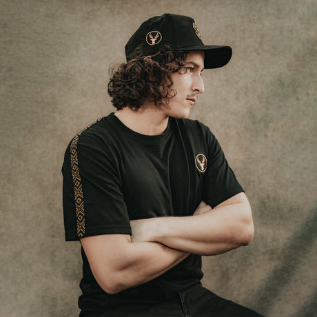 PLAYERA NEGRA OJO DE DIOS ORO NEGRO 2025 - Huari MX